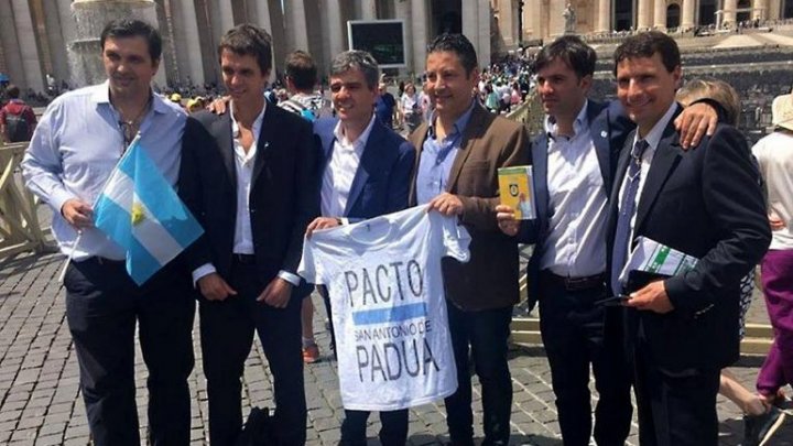 Juan Zabaleta junto a otros intendentes del conurbano bonaerense en Roma, en medio de una visita al Papa Francisco