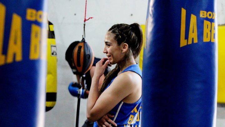 Karen Burbuja Carabajal en plena jornada de entrenamiento en el gimnasio Defensores de la Boca. Fotos: @sinflash2024.