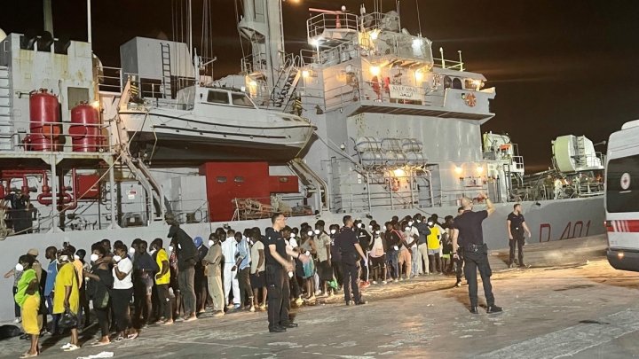 Foto: Cerca de 700 migrantes esperan en Lampedusa embarque a Messina y Calabria. EFE/EPA/Elio Desiderio.