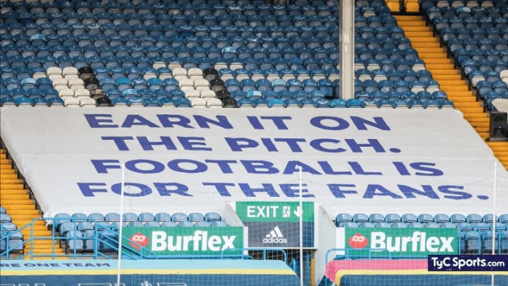 El Leeds United como institución puso esta bandera en su partido contra Liverpool con la frase “Gánenselo en la cancha. El fútbol es para los aficionados”.