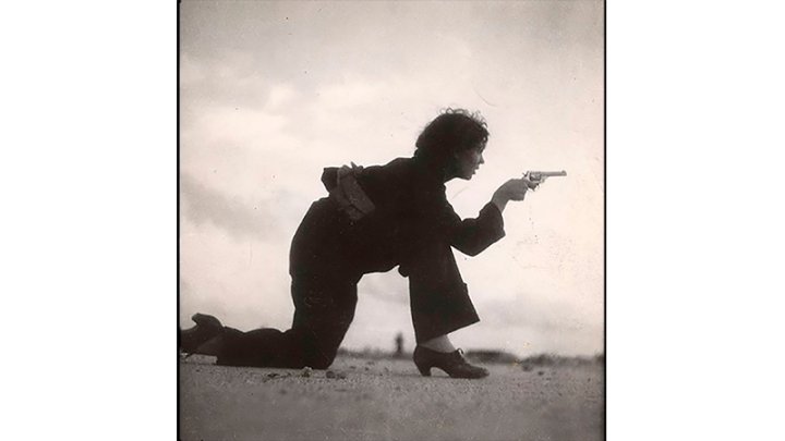 Miliciana republicana entrenando en la playa. Barcelona, 1936 - Foto: Gerda Taro