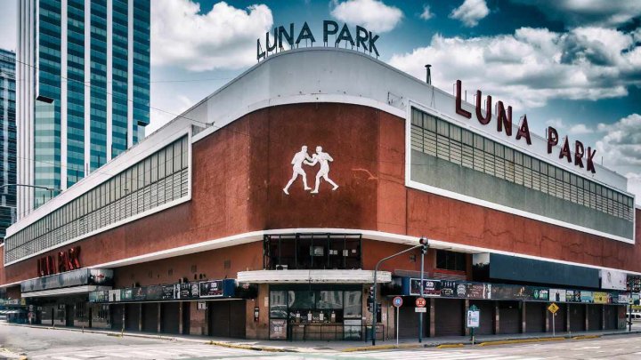 La empresa Luna Park S.A., firma de la que son accionistas el Arzobispado y la orden salesiana de la Iglesia Católica, cedió la concesión del mítico recinto a la empresa DF Enterntainment (cuyo titular Diego Finkelstein es socio del amigo de Milei Eduardo Elsztain en otra empresa). Todo indica que está entre los planes una remodelación polémica del Luna.