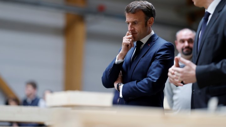 El presidente francés Emmanuel Macron este miércoles escucha Frank Mathis, CEO de la maderera Mathis en Muttersholtz. EFE/EPA/Ludovic Marin / POOL MAXPPP OUT