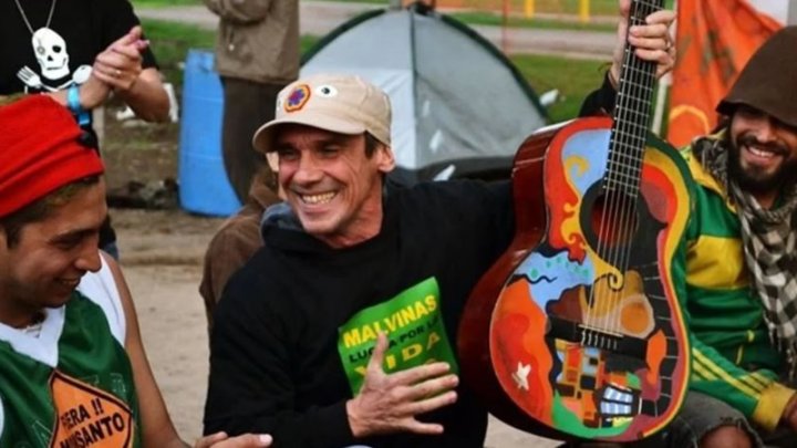 El artista Manu Chao compartiendo su música en el acampe de Malvinas Argentinas.