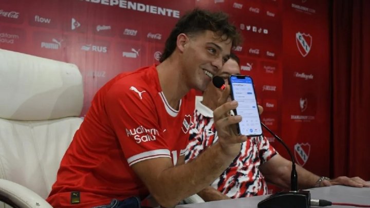 Santiago Maratea en la sala de prensa del estadio de Independiente junto a Miguel Ángel Santoro en el anuncio del lanzamiento de la colecta.