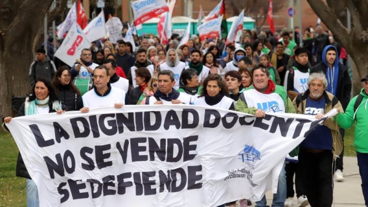 Cabezera de la marcha en la plaza San Martín, Viedma. Foto: Marcelo Ochoa. Diario Río Negro