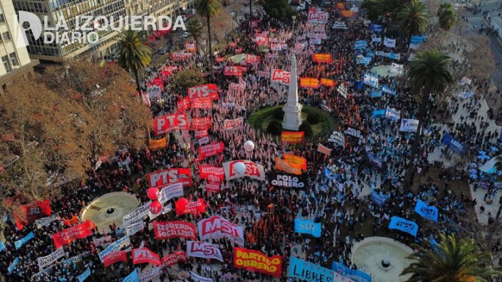 Masiva marcha en Plaza de Mayo, Argentina, contra el ajuste del FMI convocada por el Frente de Izquierda junto a decenas de organizaciones sociales y políticas. Julio 2022.