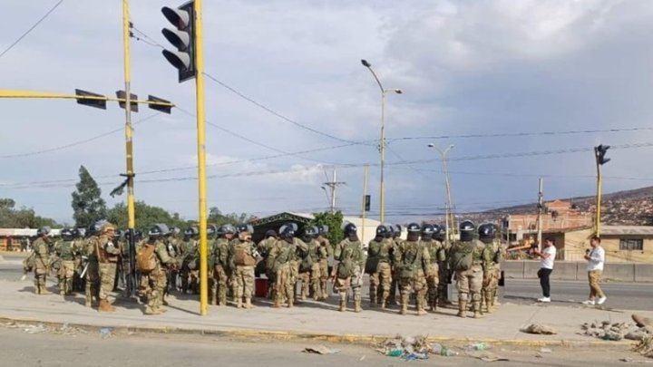 Policía Militar llegó hasta el municipio de Vinto, Cochabamba, a resguardar la vía. (Foto: Boris Góngora para La Razón)