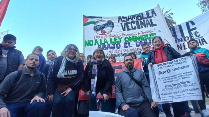 La asamblea de Tres de Febrero en la concentración en Plaza de Mayo.