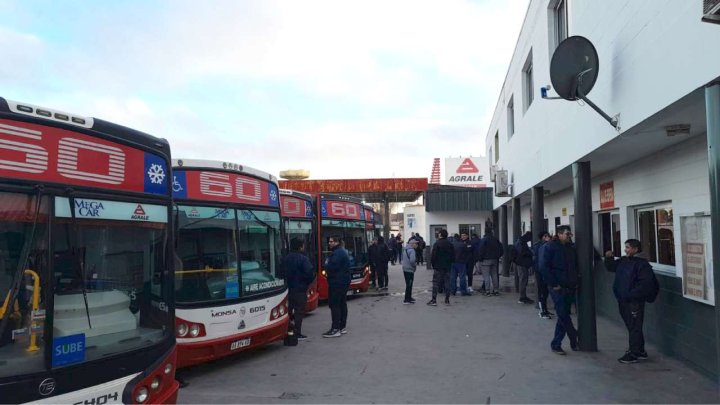 Trabajadores de la línea 60 sosteniendo la medida de fuerza en la cabecera de Ing. Maschwitz