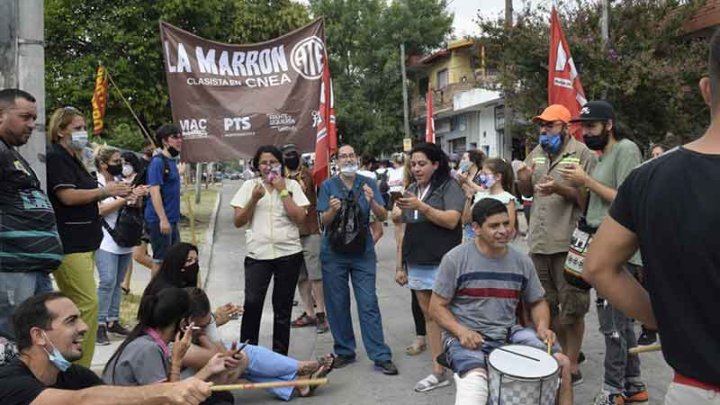 Trabajadores manifestándose en el Ministerio de Trabajo