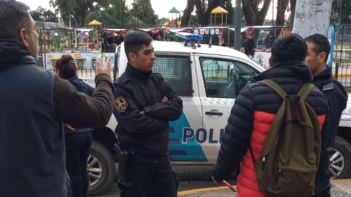 Policía bonaerense queriendo identificar a los candidatos del PTS Frente de Izquierda de Escobar.