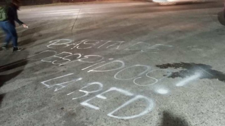 La agrupación La Red realizó una actividad contra el fraude laboral en la puerta de Mondelez Pacheco.