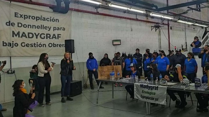 Conferencia de prensa en Madygraf - inauguración de la nueva máquina confeccionadora de bolsas de papel.