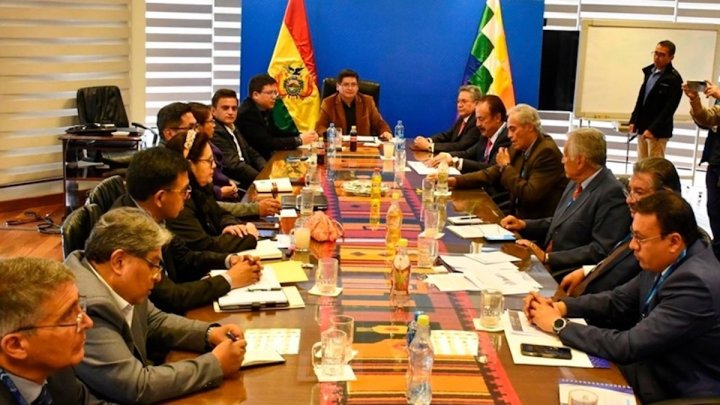 Marcelo Montenegro, ministro de Economía y Finanzas Públicas de Bolivia, junto a empresarios.