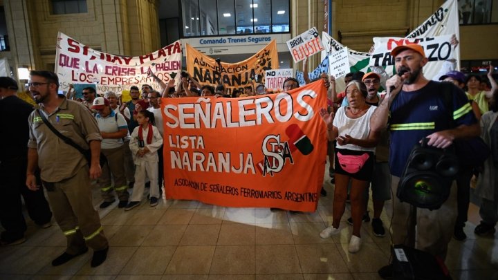 Delegación de señaleros ferroviarios de la Naranja en acto convocado junto a las asambleas populares contra el tarifazo y la privatización de los trenes.