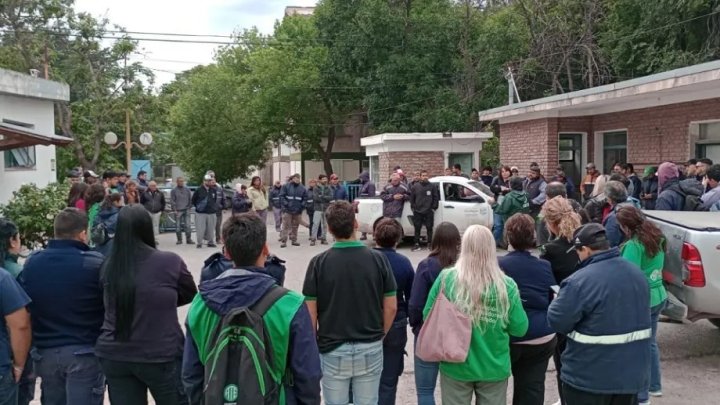 Reunión de la planta municipal de Villa Regina frente a los despidos efectuados