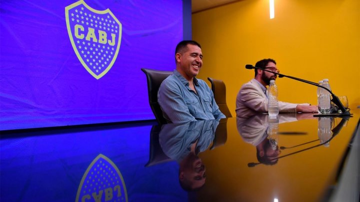 Juan Román Riquelme en la conferencia de prensa junto al abogado del club. Foto: Maximiliano Luna para agencia Télam.