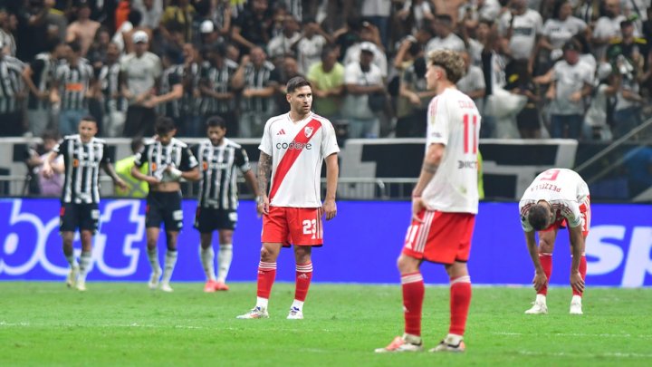 Las caras de la desazón riverplatense: Villagra, Colidio y -atrás- Pezzella, concientes del flojo partido del equipo. Todavía quedan 90 minutos. Foto: Marcelo Carroll para diario Olé.