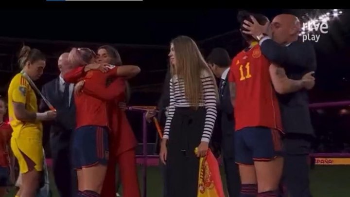 Imagen del momento en que Luis Rubiales, presidente de la Federación Española de Fútbol, le da un beso sin consentimiento a la mediocampista Jenni Hermoso.