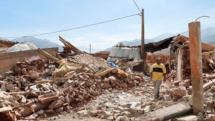 Un hombre camina entre los escombros de los edificios dañados en el pueblo de Talat N'Yaaqoub, al sur de Marrakech. EFE/EPA/MOHAMED MESSARA