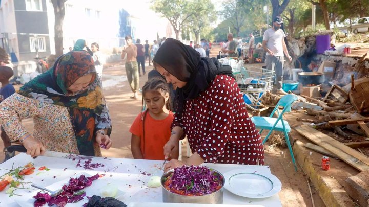 Dos mujeres, una de Afganistan y otra de Siria, cocina comida para toda la comundiad migrante del hotel de Picanya / JM López