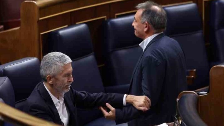 Foto: Marlaska agradece con un gesto a Enrique Santiago su intervención a favor de exculpar de responsabilidad al Estado español en la masacre de Melilla