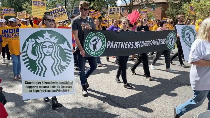 Trabajadores del sindicato de Starbucks en Buffalo marchando / Crédito: Michael Sanabria