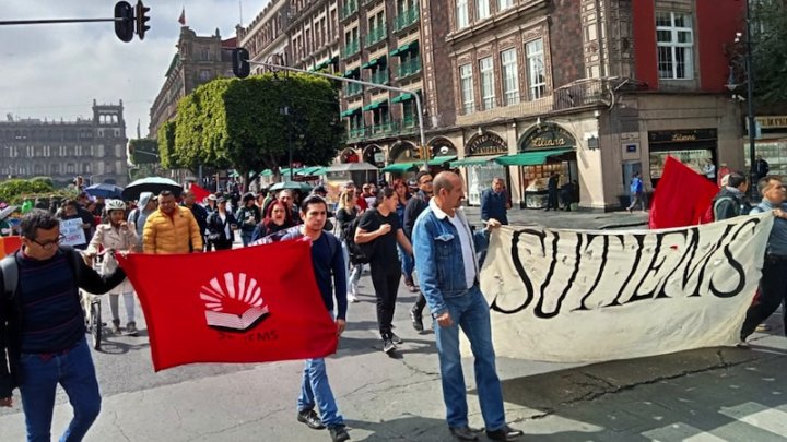 Miembros del SUTIEMS en la marcha de la Coordinadora de Trabajadoras y Trabajadores de la CDMX, del edificio de gobierno al Congreso local, el martes 17 de octubre.