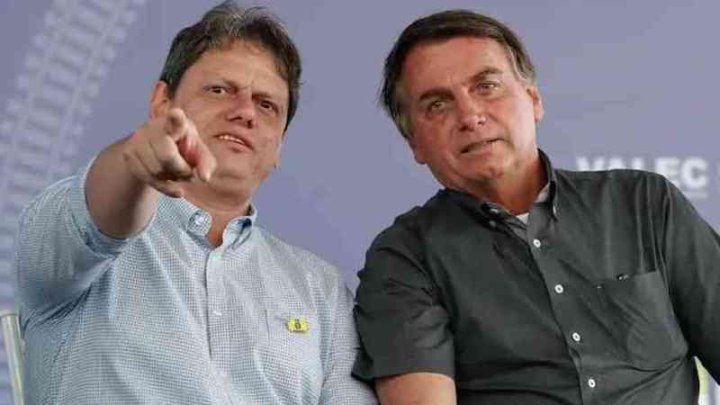 Tarcísio Gomes de Freitas junto a Jair Bolsonaro en 2021, cuando eran ministro de Infraestructura y presidente de la República.