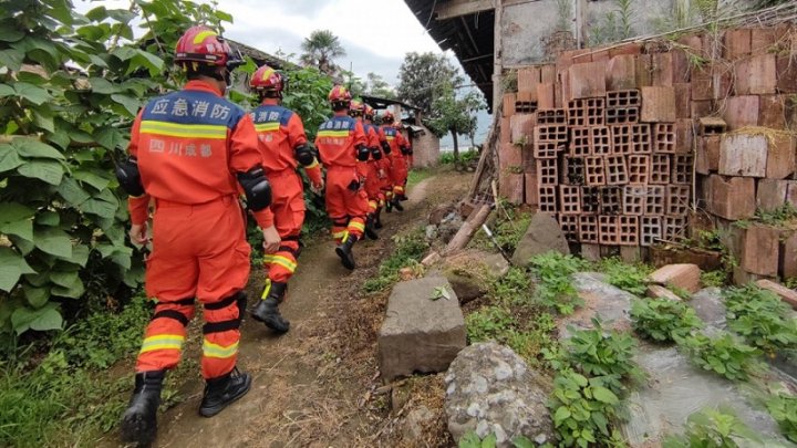 Por un sismo en China, varias viviendas resultaron dañadas y las líneas telefónicas quedaron interrumpidas en algunos lugares / Foto: AFP