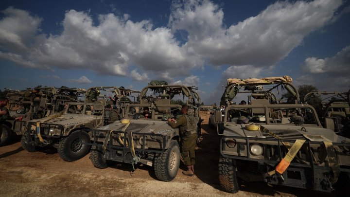 Sur de Israel, 21/11. Tropas israelíes preparan sus vehículos para entrar a Gaza. EFE/EPA/Atef Safadi