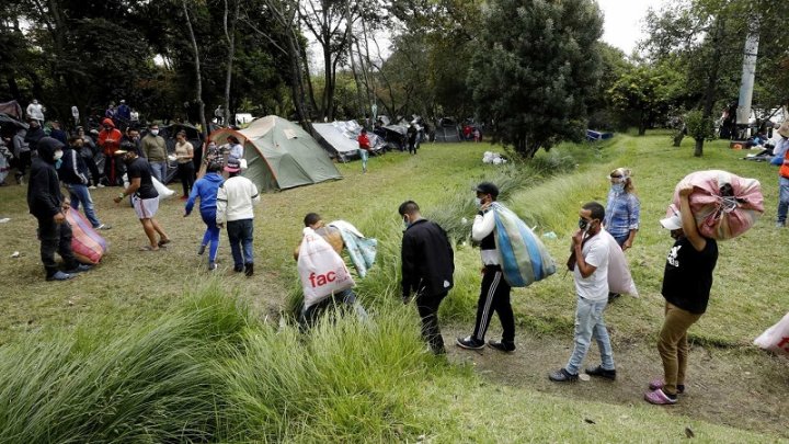 Venezolanos varados en campamento en Bogotá