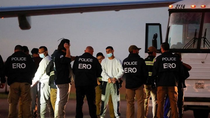 Fotografía: Migrantes venezolanos, antes de embarcar en un vuelo de repatriación desde Texas, en octubre de 2023. Daniel Becerril, Reuters.