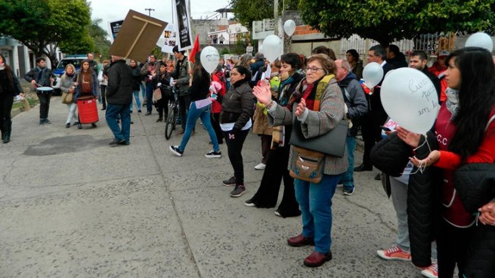 Protesta frente al Obispado de San Nicolás | Foto familias de San Pedro