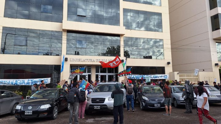 Manifestación en la Legislatura Provincial de Río Negro.