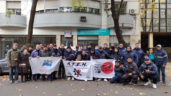 Los trabajadores de Secco movilizados a la primera audiencia en el Ministerio de Trabajo de la Provincia de Buenos Aires junto a sectores solidarios con su lucha por la reincorporación.