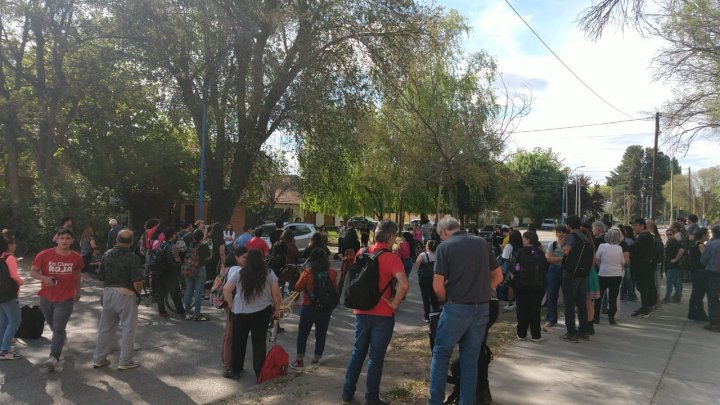 Desarrollo de la asamblea con corte de calle en FADECS-FADEL de Fiske Menuco