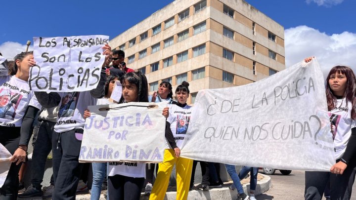 Concentración en la fuente Pucará, Viedma.