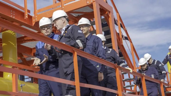 Rocca visitando los yacimientos de Vaca Muerta: las petroleras se reparten la "joya" y Techint picó en punta