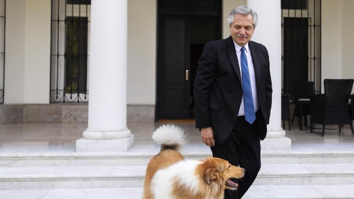 Alberto Fernández con su mascota en la residencia presidencial