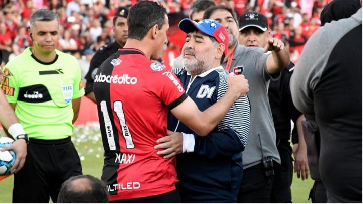 El capitán de Newell´s, Maxi Rodríguez, saluda a Diego que volvió a Rosario como DT de Gimnasia.