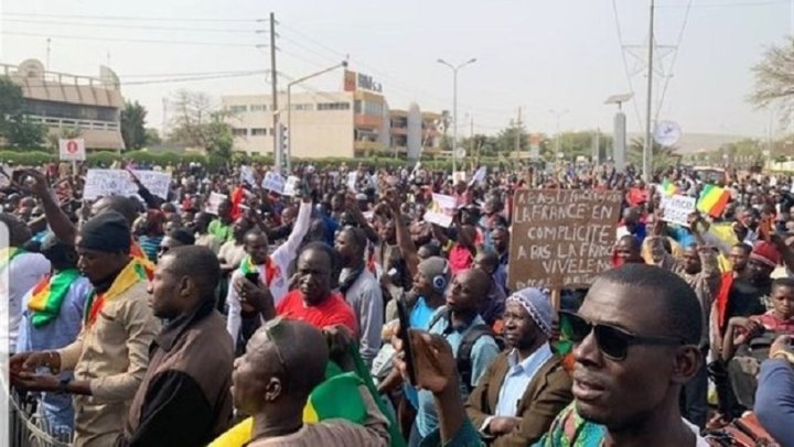 Manifestantes quemaron banderas de Francia en una marcha contra la presencia de tropas francesas en Mali. Agencia Tasnim