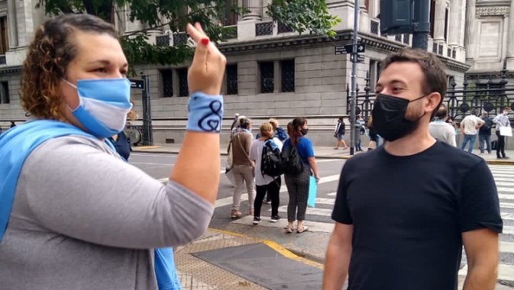 Dina Rezinovsky junto al reaccionario "libertario" Agustín Laje