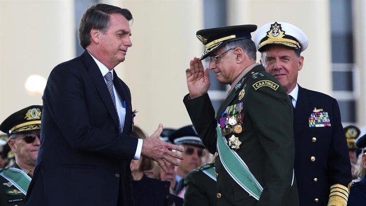 Foto de archivo: el presidente Jair Bolsonaro saluda al general del Ejército Eduardo Pujol, el 23 de agosto de 2019, en Brasilia.