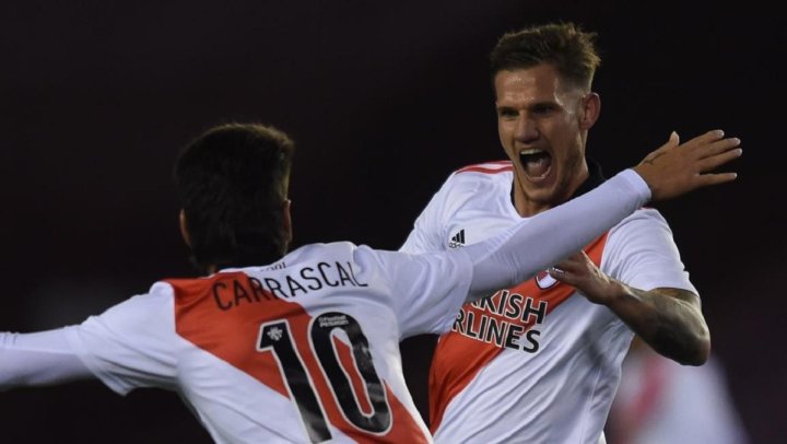 Zuculini festeja el gol junto a Carrascal.