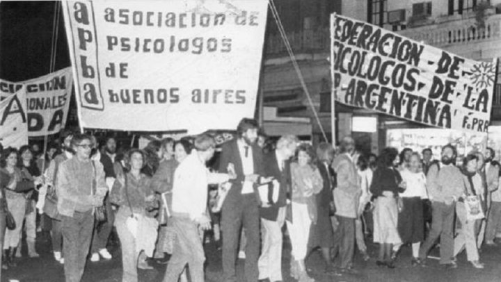 Foto: Psicólogos y psicólogas movilizando