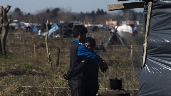 Foto: Jóvenes se abrazan en la lucha por vivienda de Guernica, 2020 | Matías Baglietto