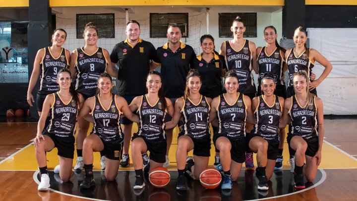 El plantel femenino de básquet del Club Deportivo Berazategui. Son actuales bicampeonas y este sábado van por su tercer título consecutivo. Foto: cuenta de Twitter @CDBerazateguiBF.