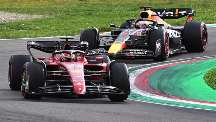 Verstappen y Leclerc, mano a mano en la clasificación del GP de Emilia Romagna. Foto: Jennifer Lorenzini para agencia REUTERS.